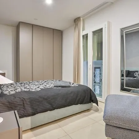 Luxury & 2 Min Away *