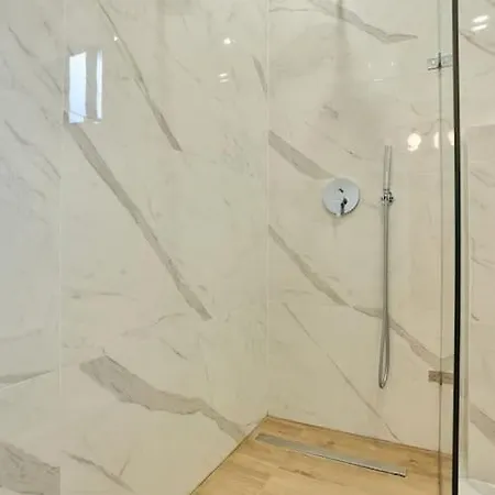 Luxury & 2 Min Away *