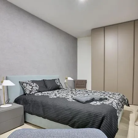 Luxury & 2 Min Away Saint Julian's