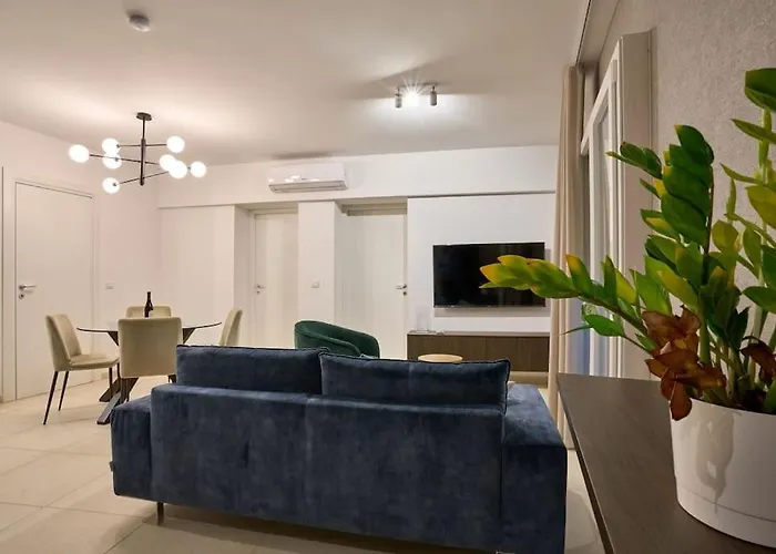 Luxury & 2 Min Away *