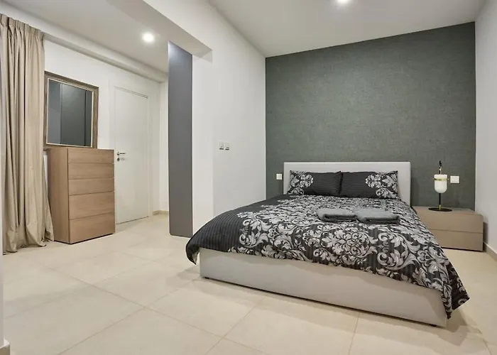 Апартаменты Luxury & 2 Min Away Сент Джулианс