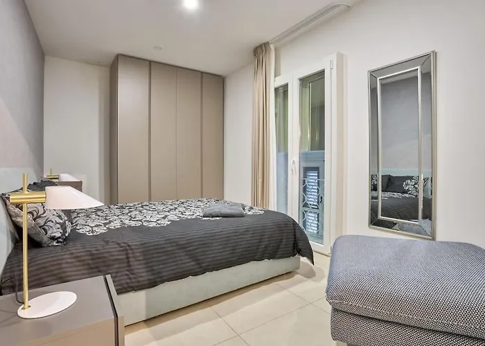 Luxury & 2 Min Away *