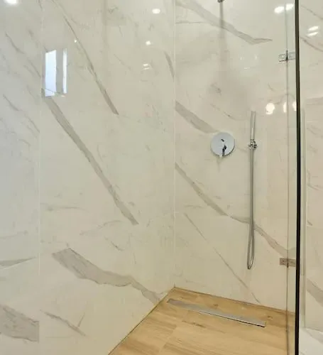 Luxury & 2 Min Away *