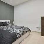 Luxury & 2 Min Away