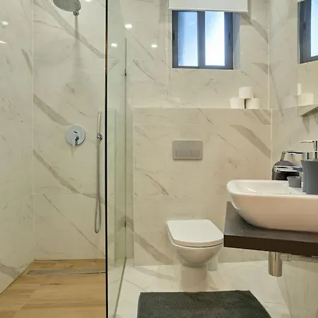 Luxury & 2 Min Away Apartamento
