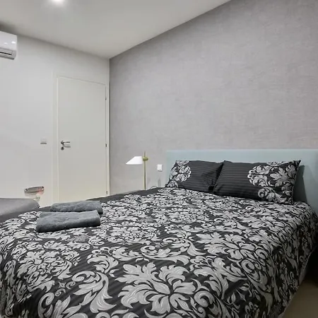 Luxury & 2 Min Away Apartamento
